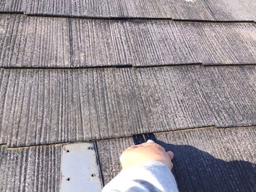 屋根塗装前にタスペーサー(屋根縁切り材)を入れます。この工程は料金に含まれます。詳しくは上記に記載しております。
