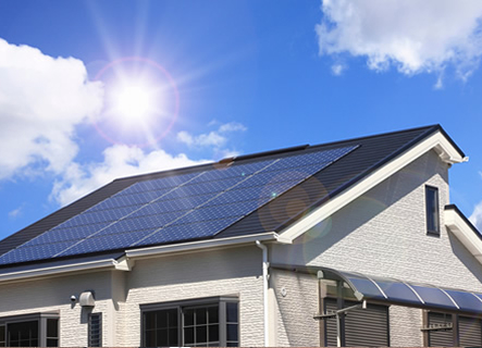 太陽の光を電気に変える太陽電池は、発電時に燃料を一切必要とせず、環境にやさしいエネルギー源として設置されるお客様が増えております。<br />
一方で販売店の屋根工事業者は屋根専門業者ではないことが多く、近年トラブルが数多く報告されています。導入には屋根工事業者がおすすめです。